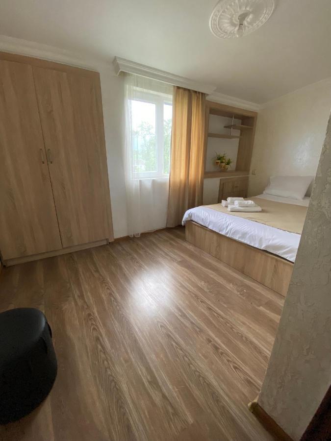 Holiday House Chkonia Hotel Batumi Luaran gambar